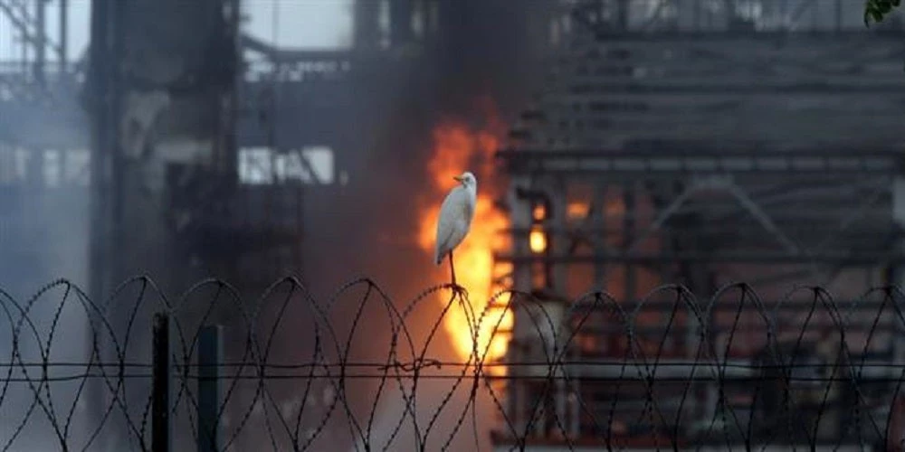 Μεγάλη πυρκαγιά σε διυλιστήριο στη Βομβάη – Βίντεο